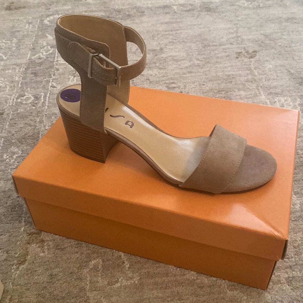 Unisa taupe ankle strap shoe size 8.5 new